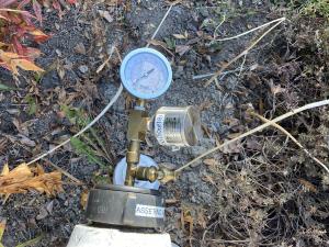 Pressure transducer gauge on hydrant side port