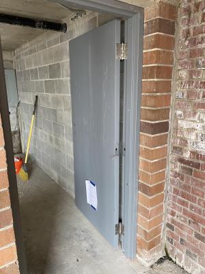 1.	concession door