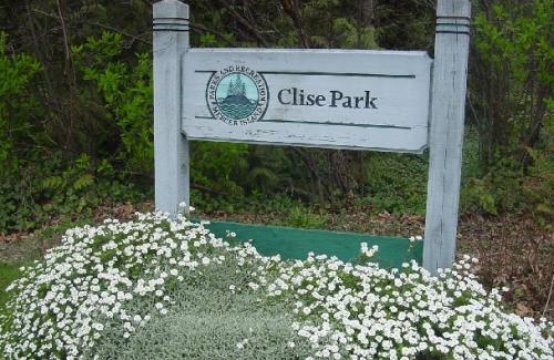 A park sign for a small park space on Mercer Island, WA