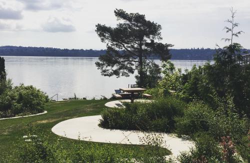 A street end park featuring a concrete path to a picnic table and stairs down to Lake Washingon