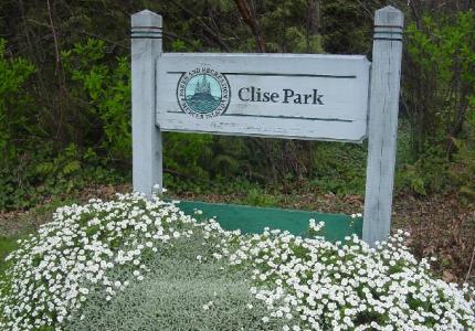 A park sign for a small park space on Mercer Island, WA